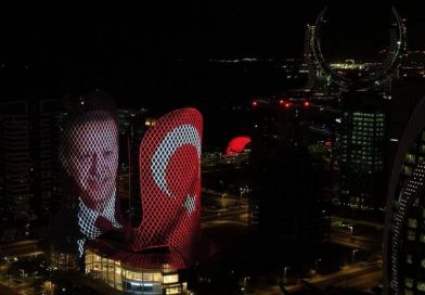 مسيرات حاشدة في قطر احتفالاً بفوز أردوغان بولاية جديدة.. وصور الرئيس التركي تزيّن أبراج الدوحة